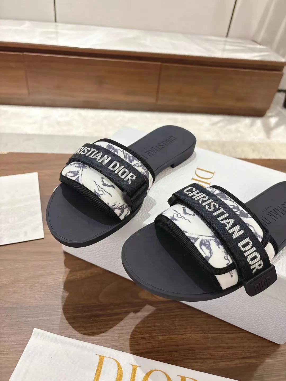 👟👟Ex-factory price 380👟👟 Dior D’s latest series of Velcro buckle sandals and slippers in new colors! Perfect reproduction of the original version, the most popular color matching fabric, super layered ▪️Original molded high-end TPU outsole (not ordinary rubber) ▪️Very comfortable and easy to walk. All upper materials are custom-made from the original ▪️3D electric embroidered three-dimensional cloth surface, very versatile, a must-have for lazy people in summer ▪️Number of yards: 35-41